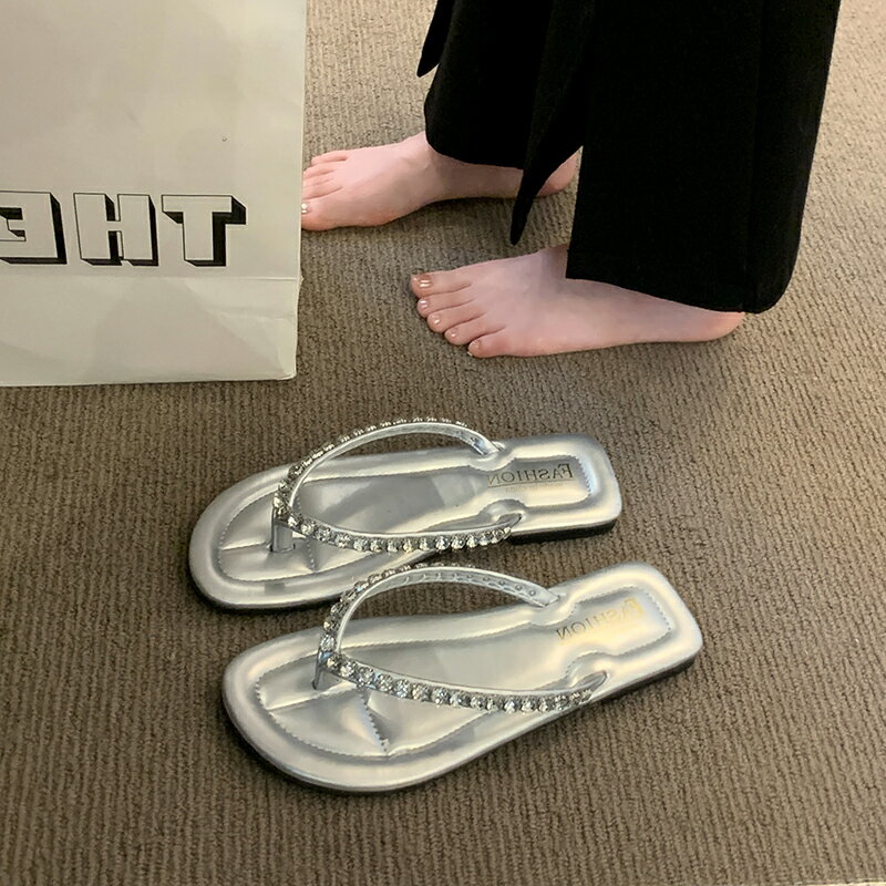 沙灘人字拖鞋女外穿高級感2024夏季新款平底防滑度假網紅夾趾涼拖