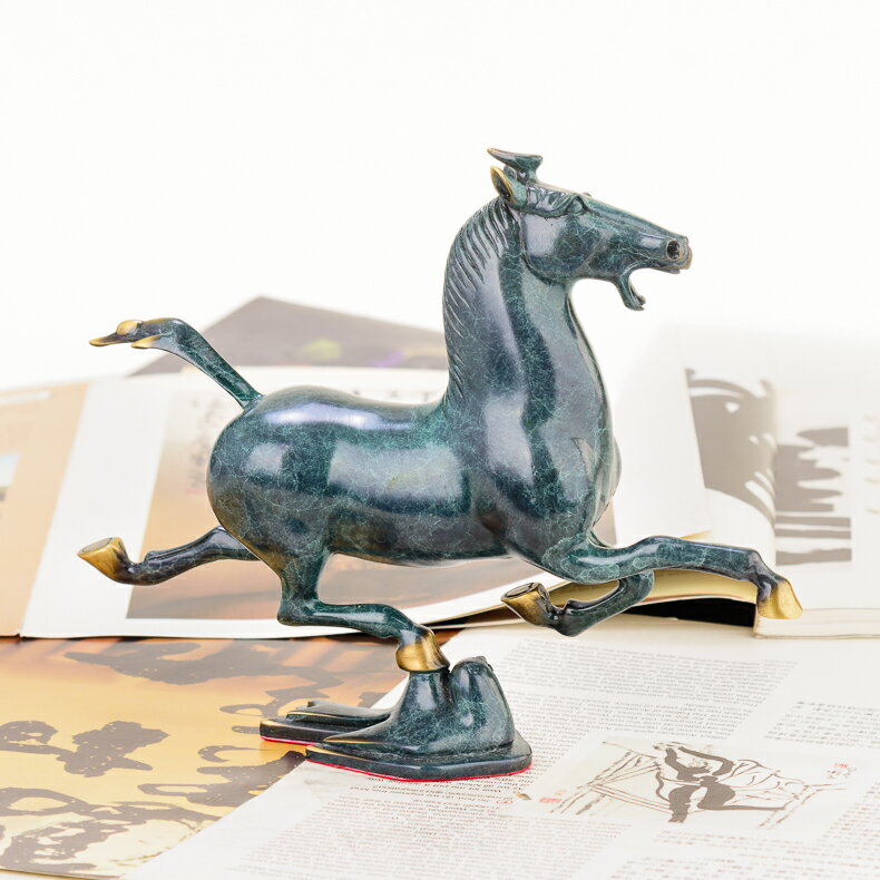 銅製馬踏飛燕 風水置物 工芸品 馬到成功 銅製馬踏飛燕 風水置物 工芸品 馬到成功 - メルカリ