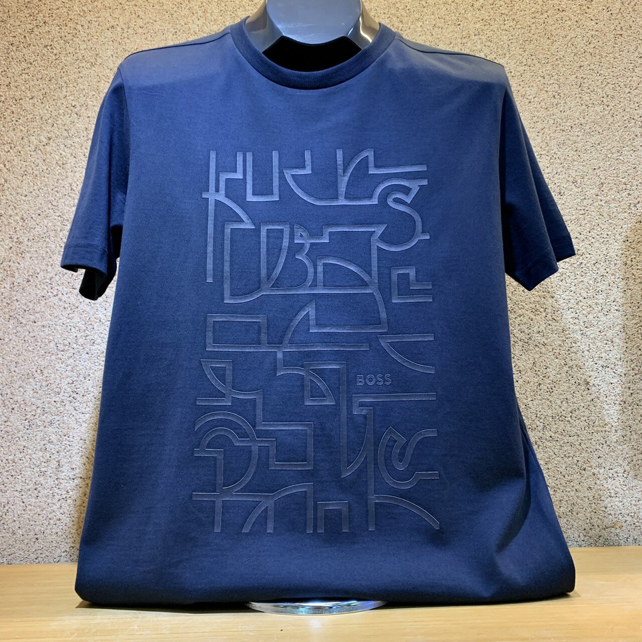 (2色可選)(零碼款式)(M/XL)(Little bee小蜜蜂精品)  BOSS 幾何圖形 白短T 黑短T 短袖