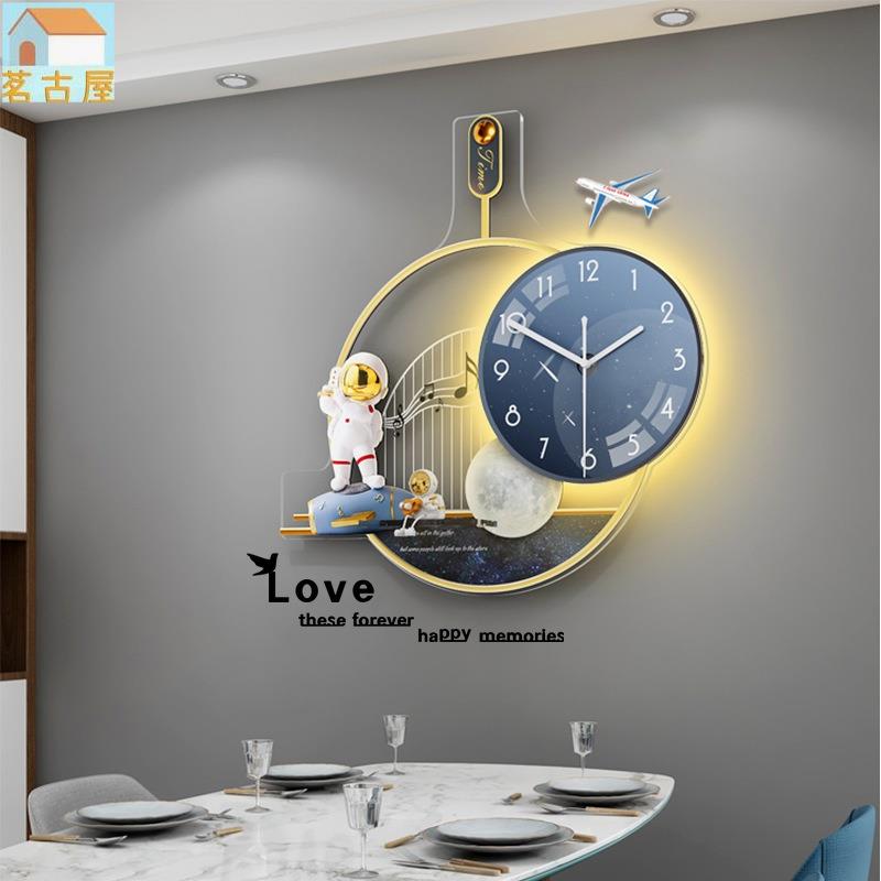 現代簡約網紅太空人時鐘客廳臥室靜音掛鐘家用創意高級裝飾掛錶