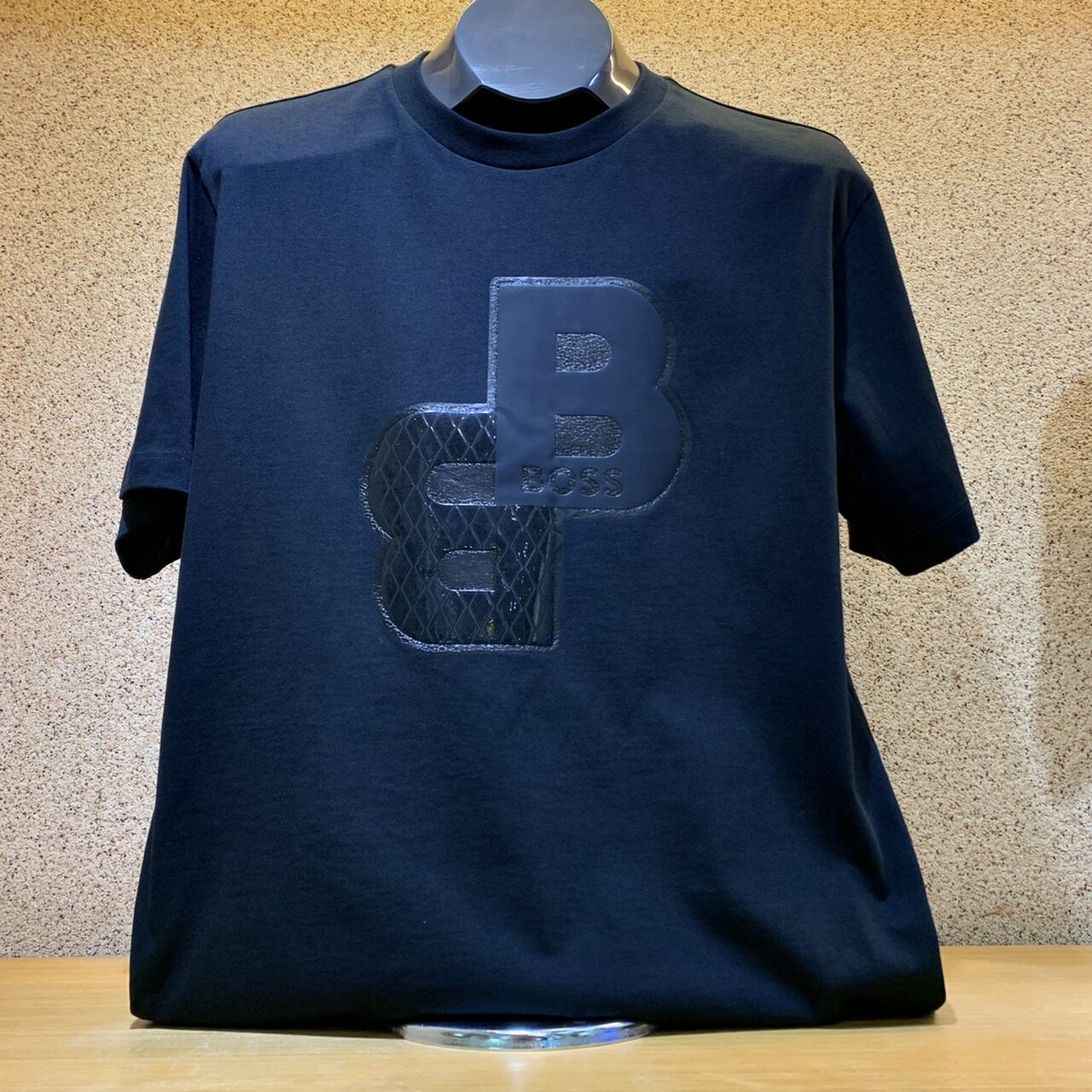 (零碼款式)(S/M)(Little bee小蜜蜂精品)  BOSS 雙B 黑短T 短袖