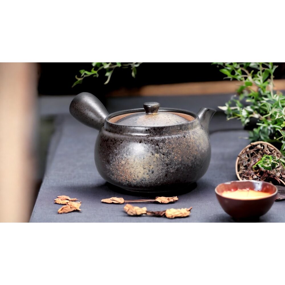 日本製 銀黑結晶彩釉 茶壺 工匠職人 自然釉 陶瓷茶壺 泡茶 茶杯 茶葉 茶海 日本茶道 茶陶文化 日本進口 - 泡茶 熱銷商品 自然釉 JAPAN 陶瓷茶壺 送禮推薦 側把壺 茶壺 陶瓷壺 茶杯 日本製 日本 日本現貨 日本代購 日本空運來台 代購 銀黑結晶彩釉 現貨