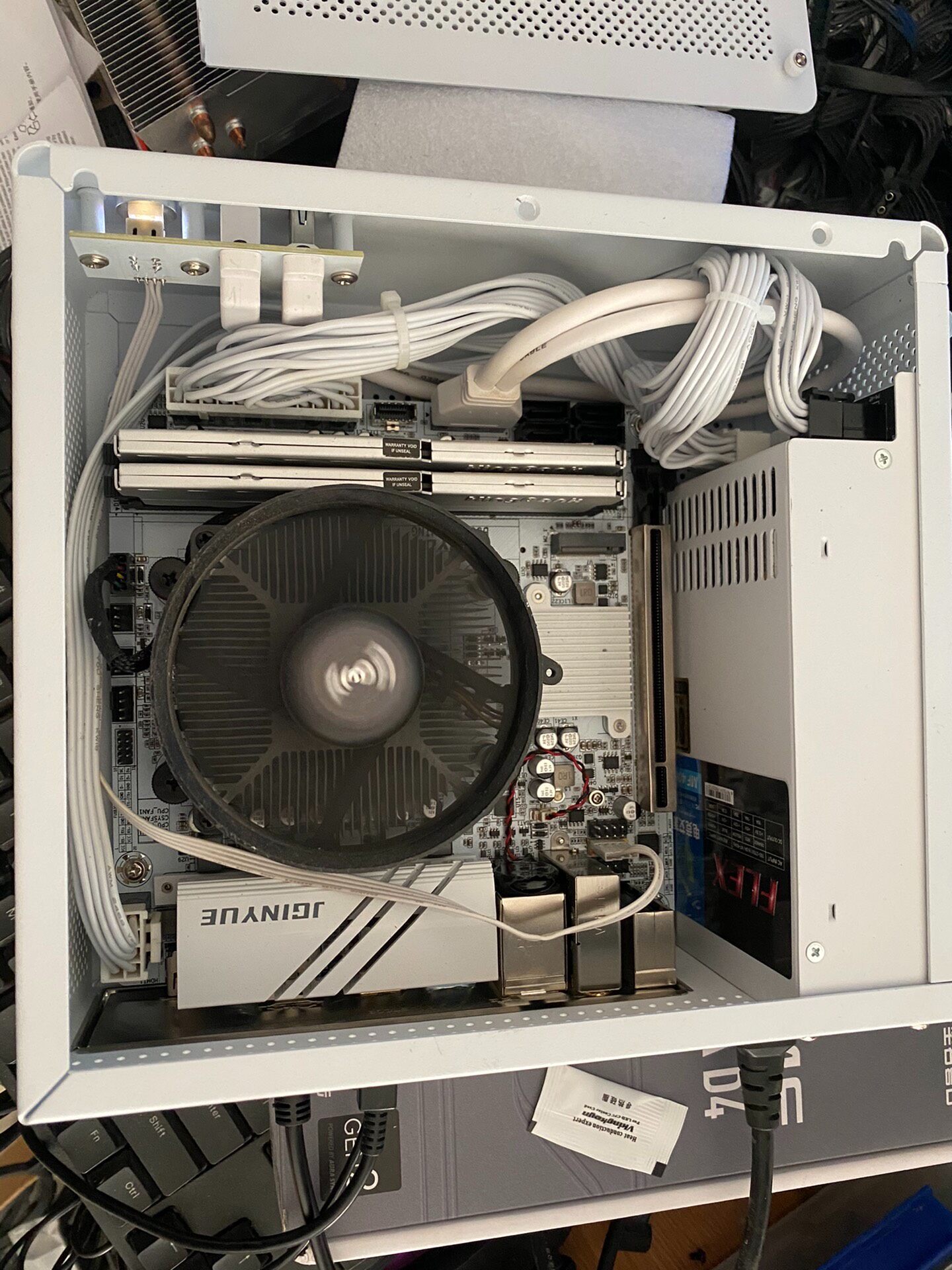 「ITX便攜小主機」高效能R5 5600G核顯 精粵B550iGAMING WIFI主機板 金百達DDR4 16G 致態256G M.2固態硬碟 1U 400W電源 京特方G100機箱