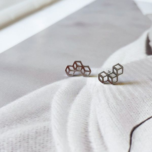 現貨專區｜鏤空幾何方塊耳環-微光銀(BPE67-s)｜送禮精選店家★Reyna jewelry 女王飾品