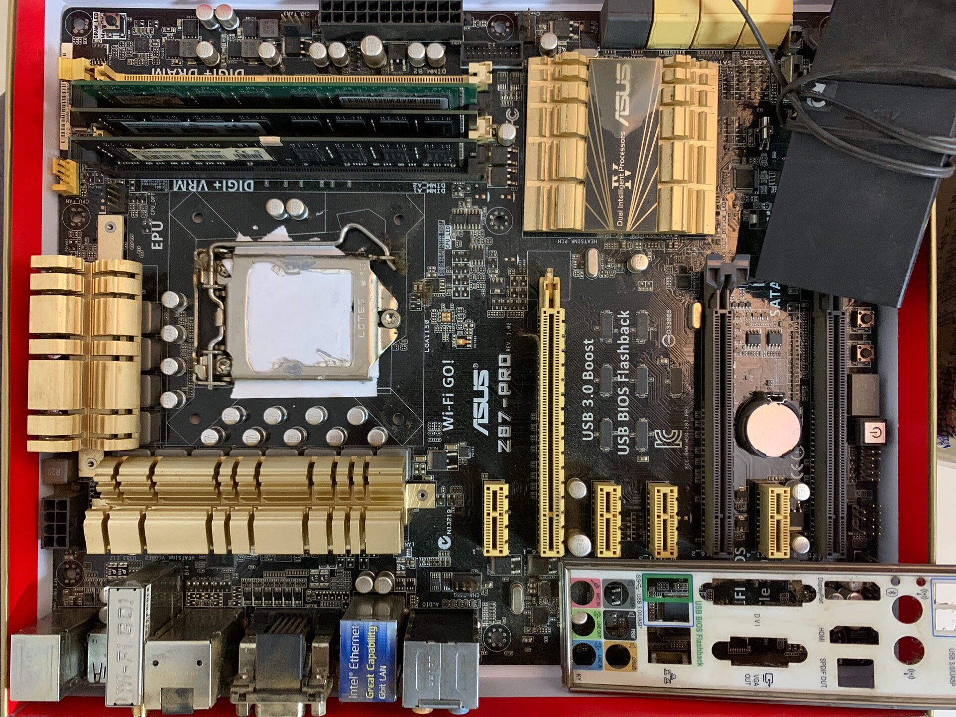 華碩Z870 PRO主機板 功能正常 附原廠天線檔板 記憶體插槽卡扣缺損不影響使用 二手優質主機板