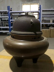 日本回流風爐一套，下面是銅制朝鮮爐，上面是鐵釜。