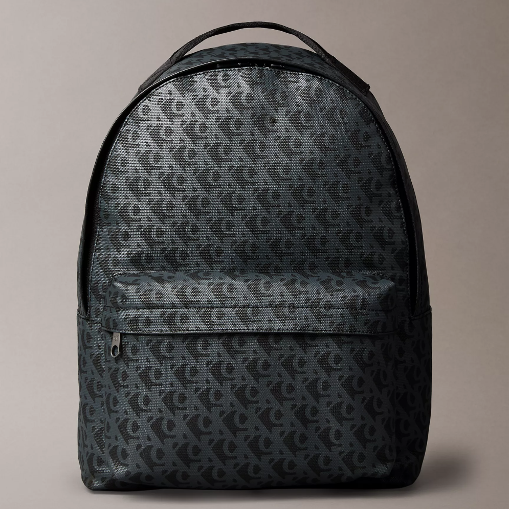 Calvin Klein 滿版LOGO印花後背包 拉鍊後背包 輕量聚氨酯製作 後背包 C67739 黑色CK(現貨)▶指定Outlet商品5折起☆現貨【送禮首選★APP下單點數4倍送】