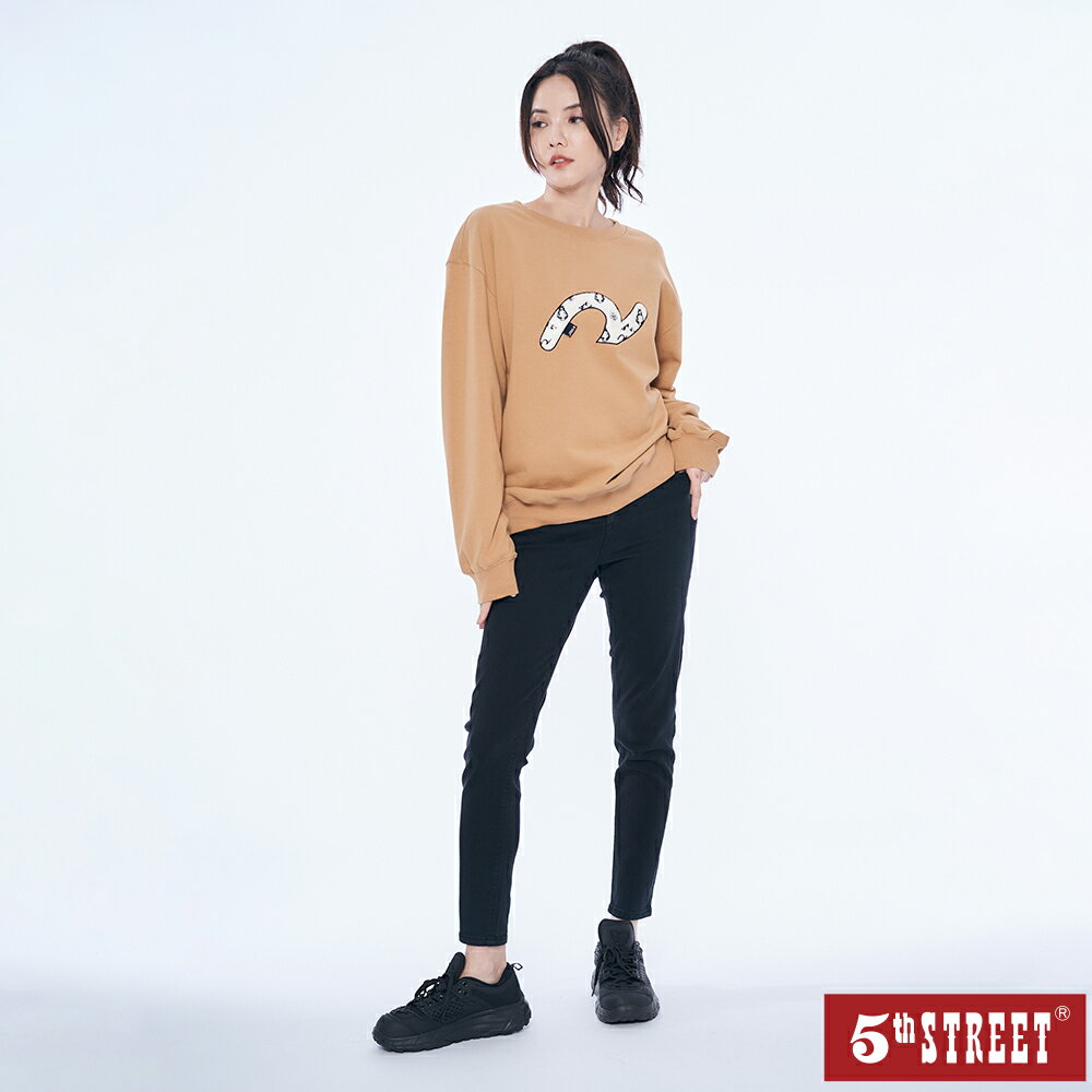 中性款 黑熊毛巾繡袋花T恤-奶茶色 (560934) 【5th STREET】【全館滿$3000贈環保餐具收納包】