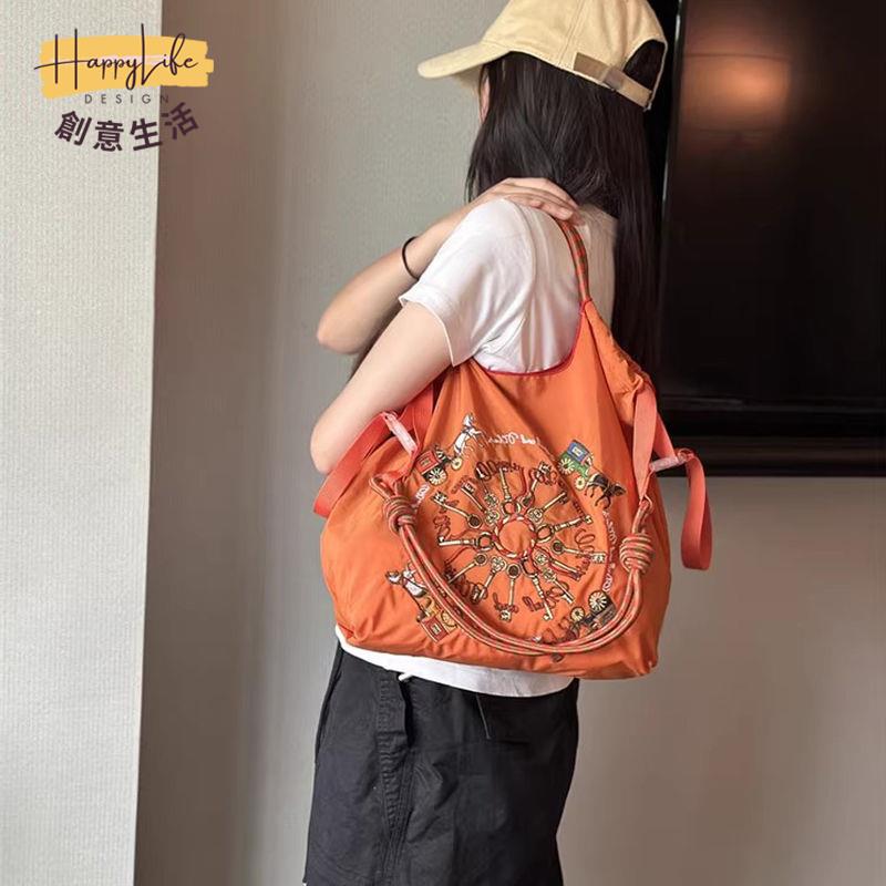 ball 日系chain刺繡鑰匙馬車環保袋購物袋大容量學生通勤斜挎包 c7071【店長推薦】