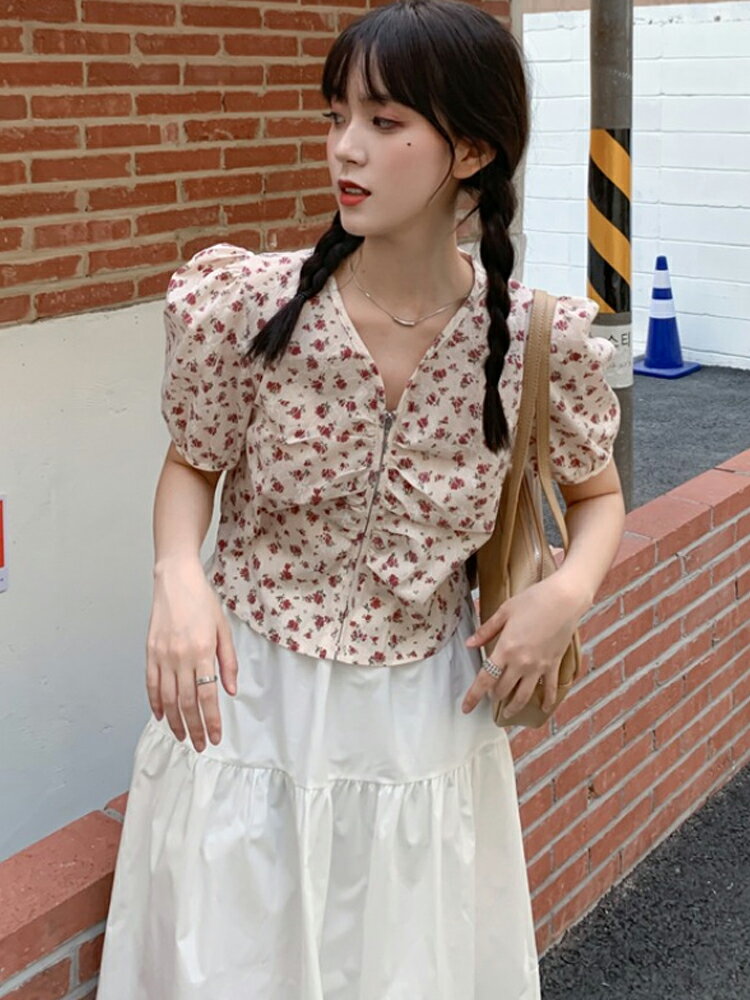 法式碎花v領拉鏈泡泡短袖襯衫女設計感小眾夏年新款韓版上衣
