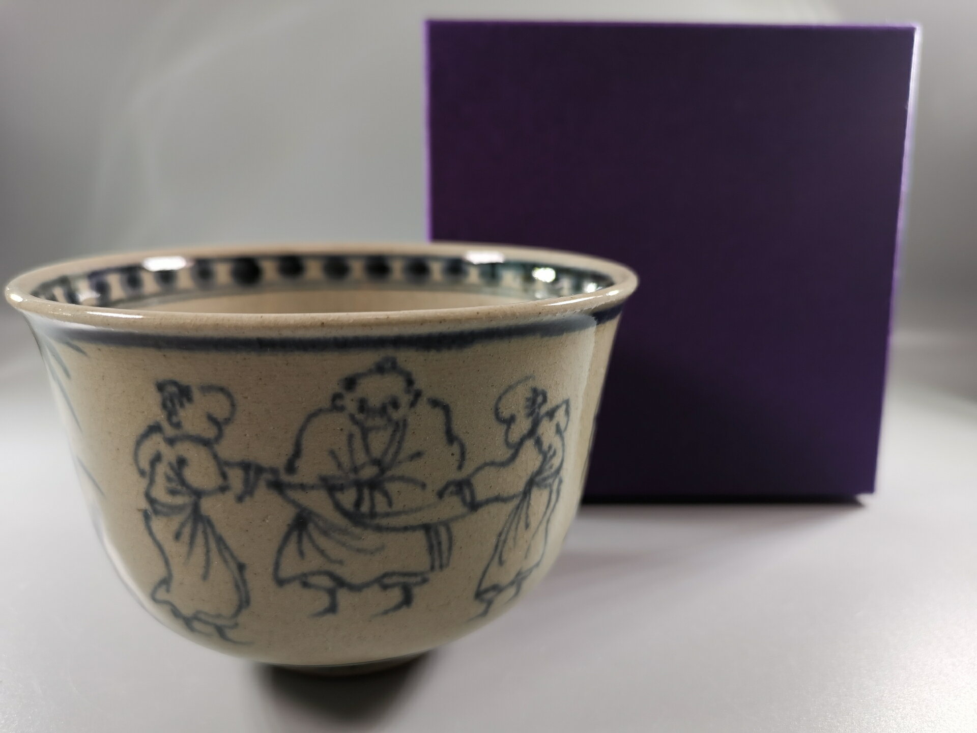 日本 竹林七賢青花染付手繪人物茶碗，碗內底部祿字，外部繪竹林