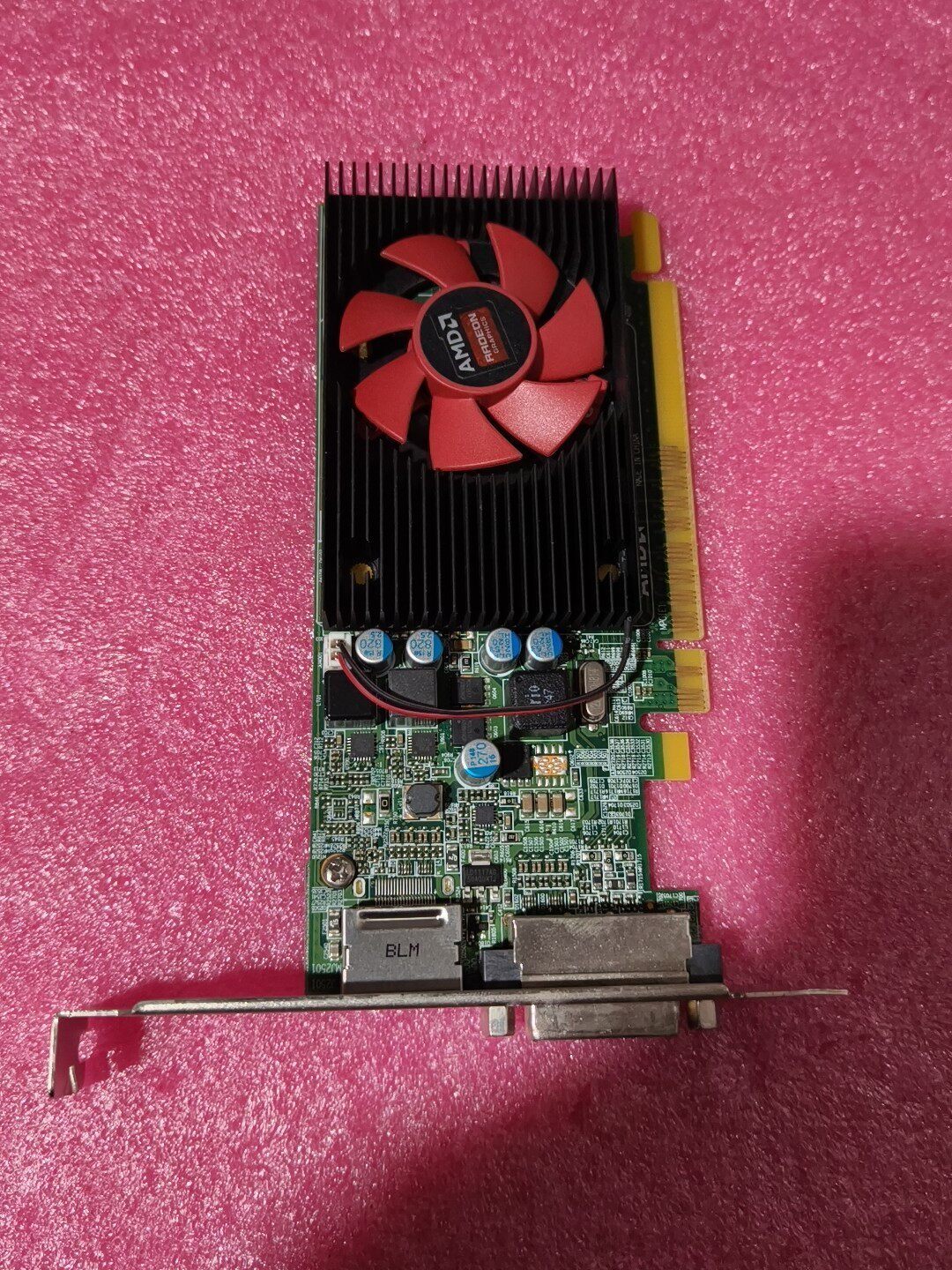 戴爾 原裝 AMD R7 200 2G 獨立遊戲顯示卡 刀卡 低功耗 DP 2K 4K 支援 必備 電腦 遊戲 升級 零組件