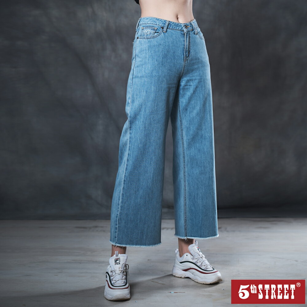 女裝 不修邊牛仔寬褲-漂淺藍 (917025) 【5th STREET】【APP下單天天10%回饋】 治裝激推 最高折426