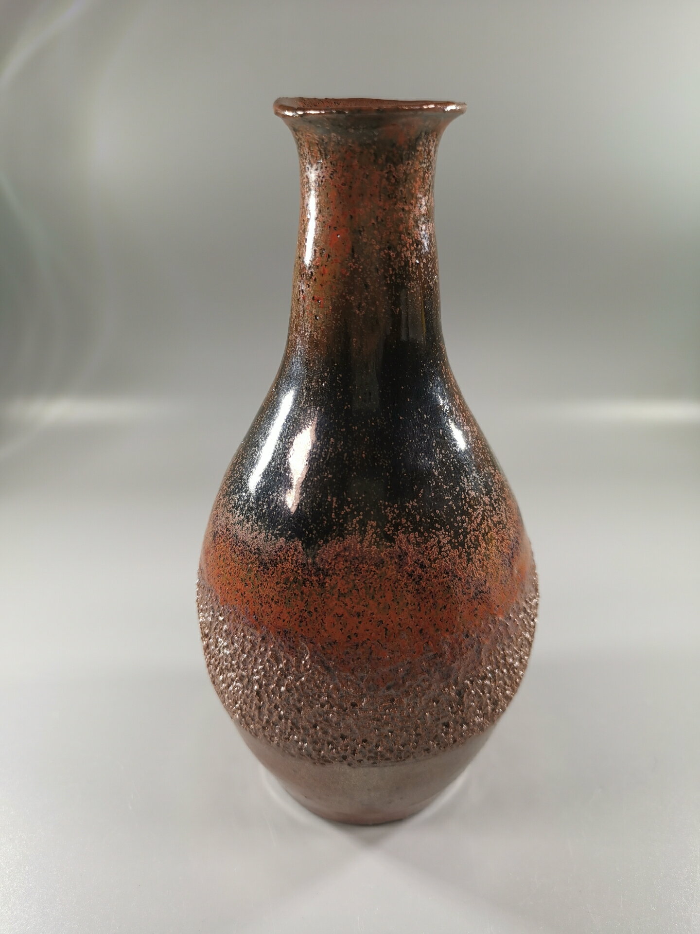 日本回流鐵釉花瓶 花入 小觀音瓶，鐵釉褐色瓶身圓形分布黑釉和