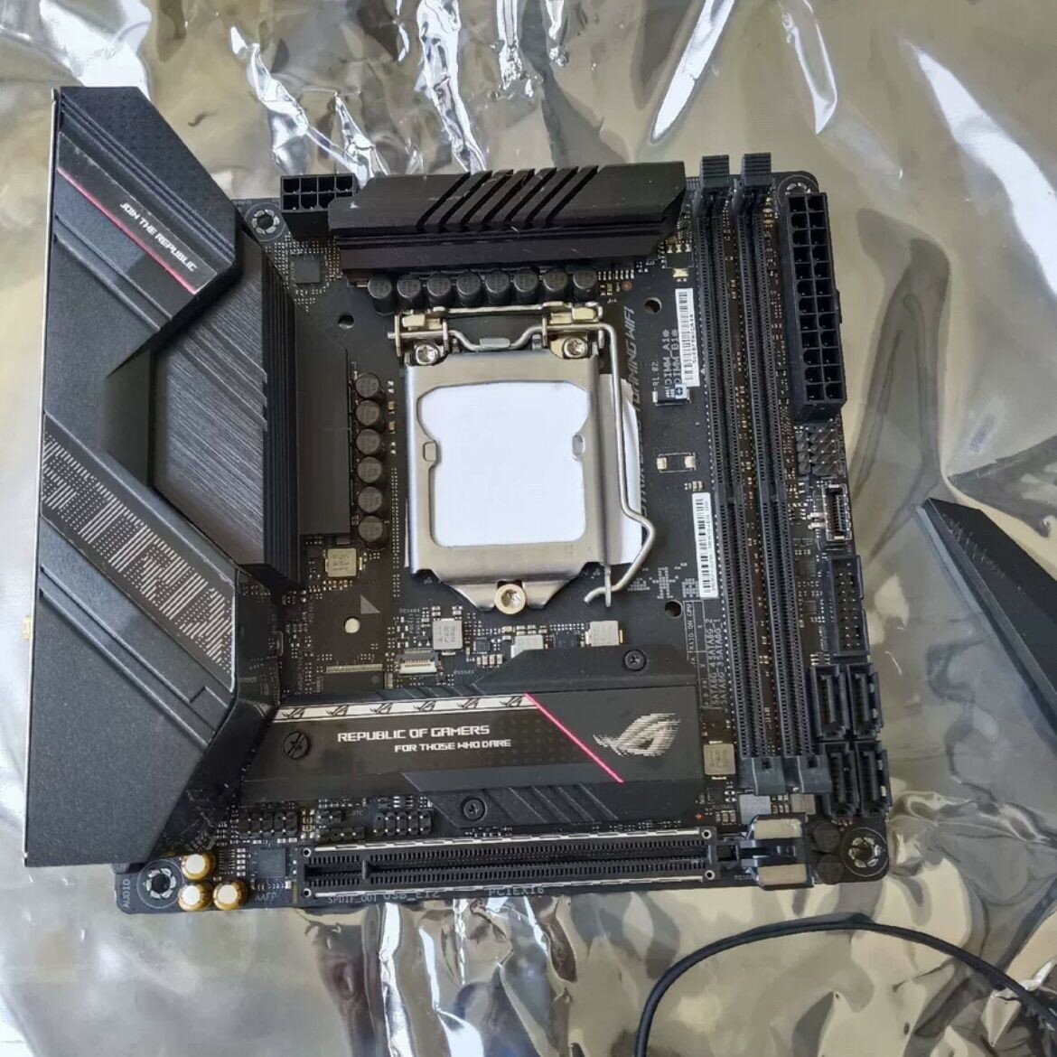華碩ROG B560I ITX主機板 10代11代Intel處理器支援 電競級Wi-Fi 小型主機板 高效能遊戲主機必備