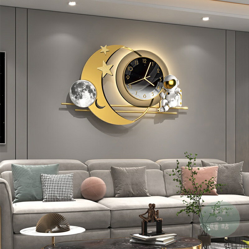 【時鐘掛鐘免運】太空人創意客廳家用時鐘 亞克力裝飾掛鐘現代簡約輕奢家居鐘錶 靜音時鐘 大時鐘