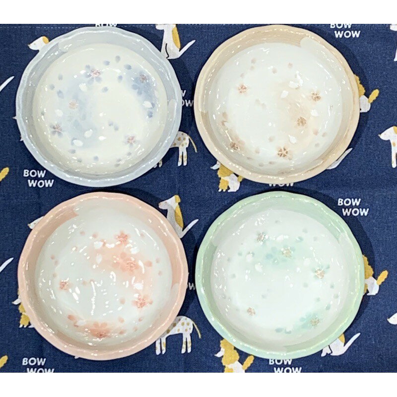 日本製 5吋淺碗 花邊波浪 櫻花 尺寸:13.5*4公分 款式：藍、綠、粉、黃 材質：陶瓷 產地：日本製🇯🇵千代
