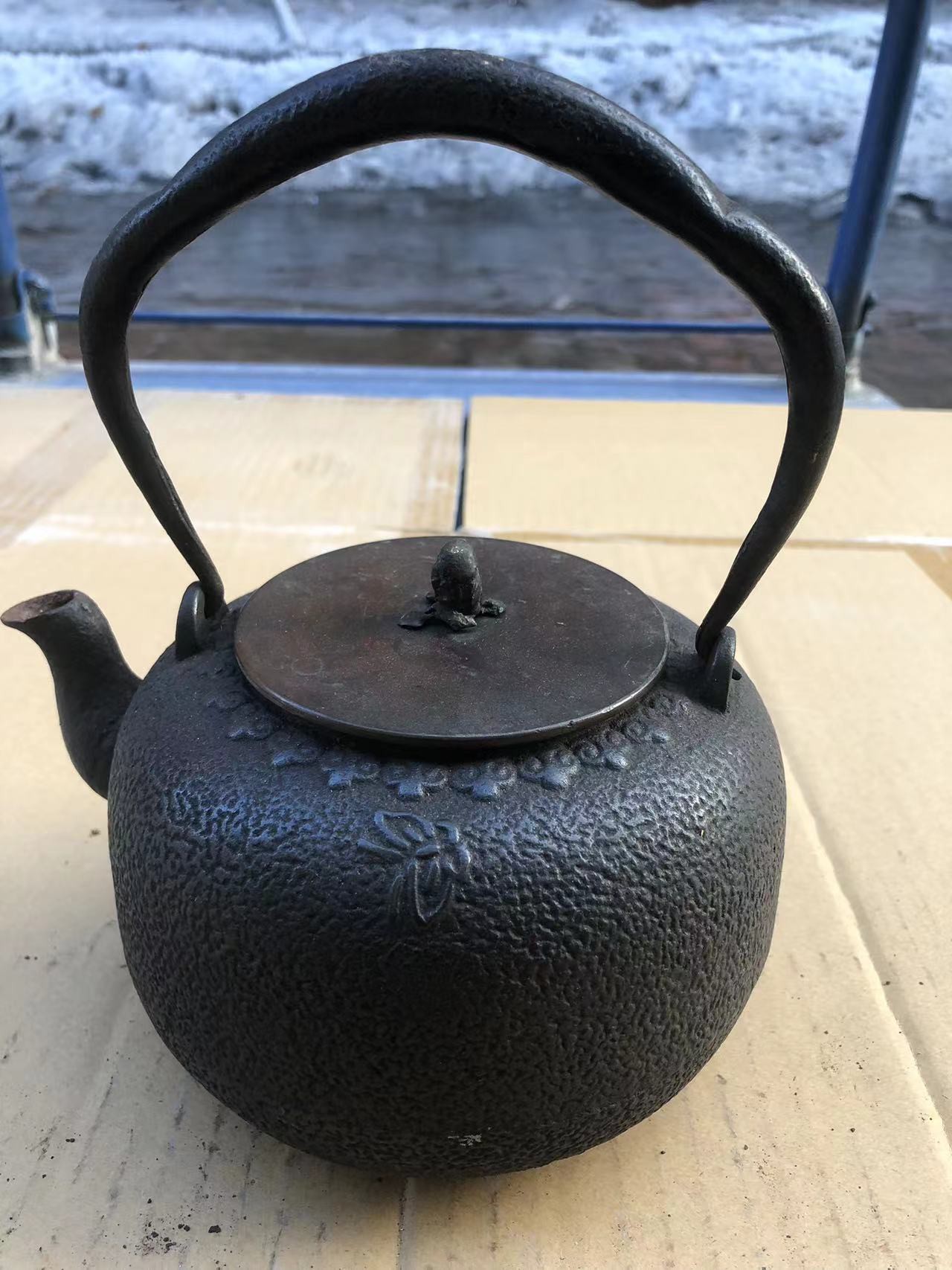 日本回流老鐵壺，蓋內有款，年代感十足。壺蓋上有梅花圖案，手柄